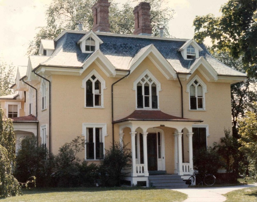 Фасады домов бежевого цвета