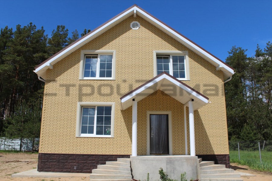 Дом обшитый Альта профиль кирпич