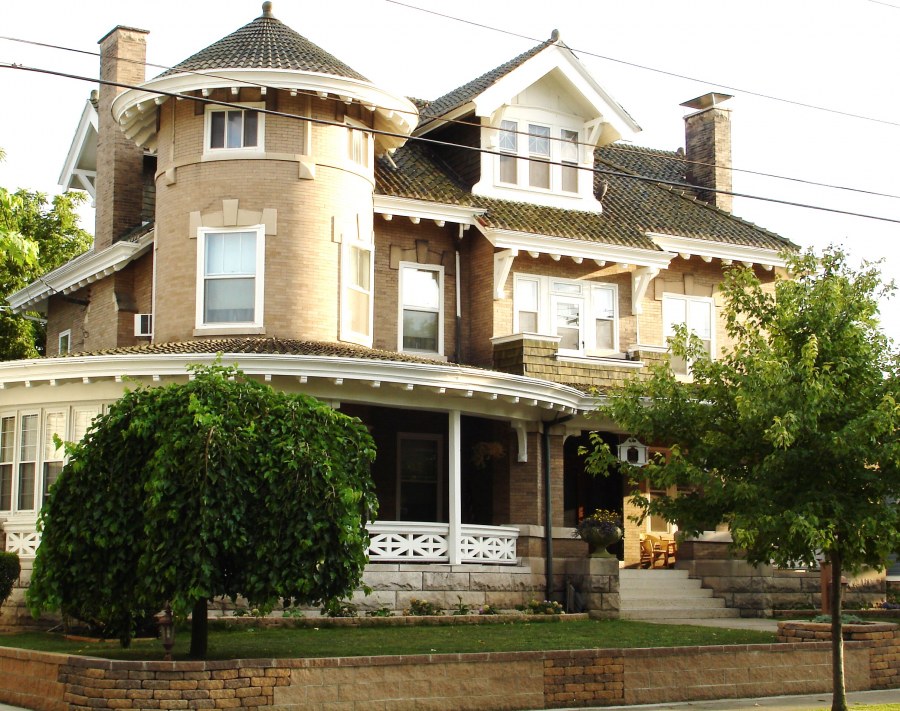 Дом серый с коричневым