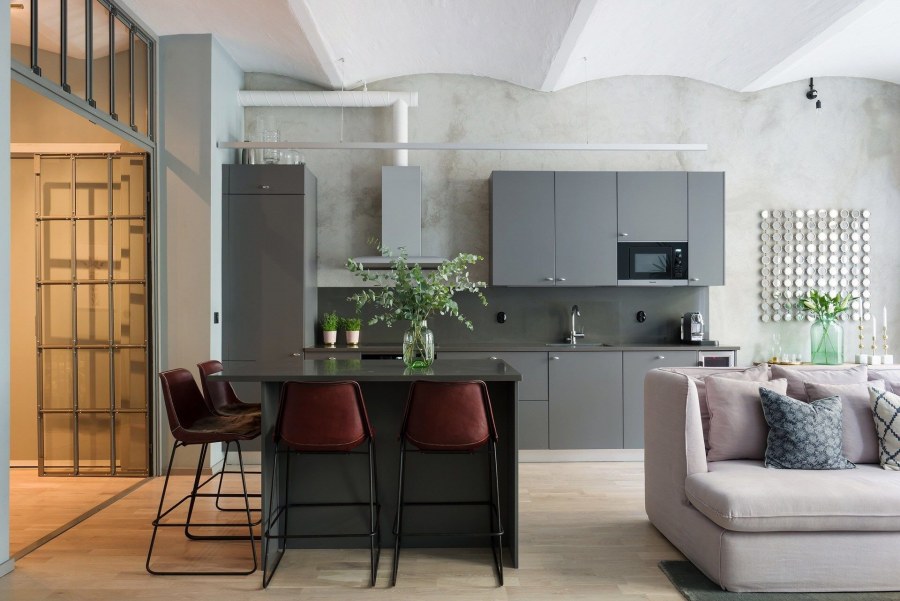 Кухня с высокими полками