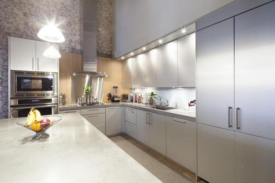 Кухня с высокими потолками