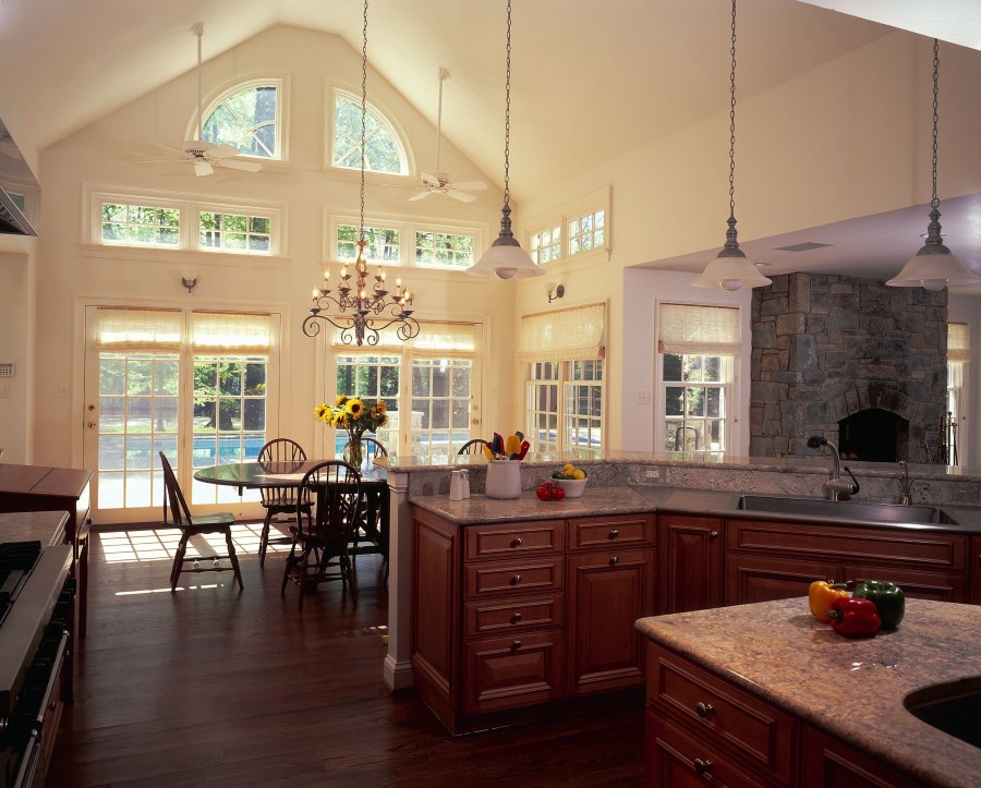 Интерьер кухни с высокими потолками