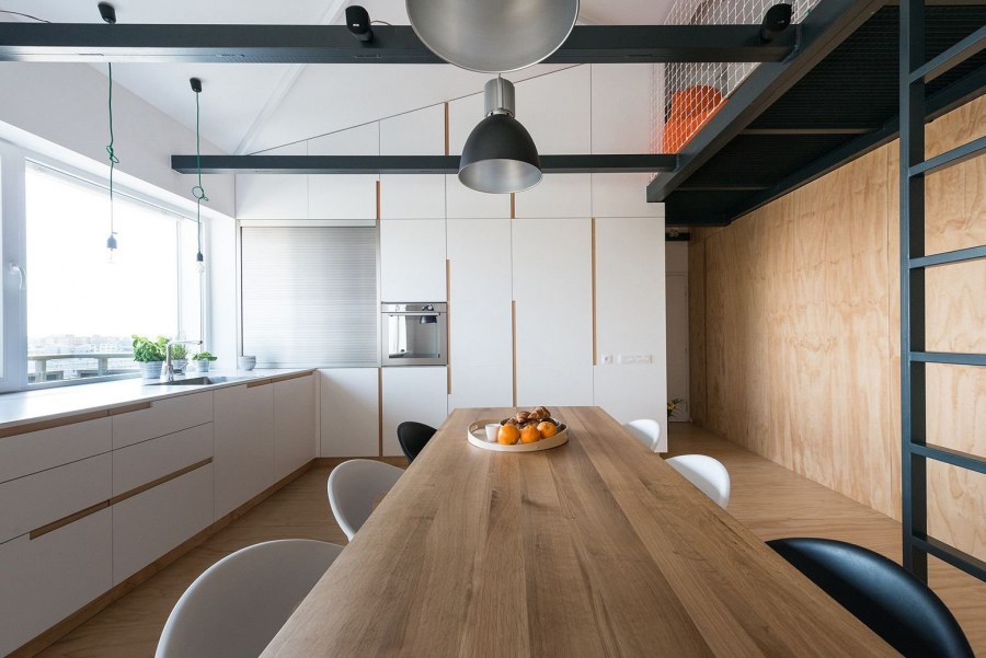 Кухня с высокими полками