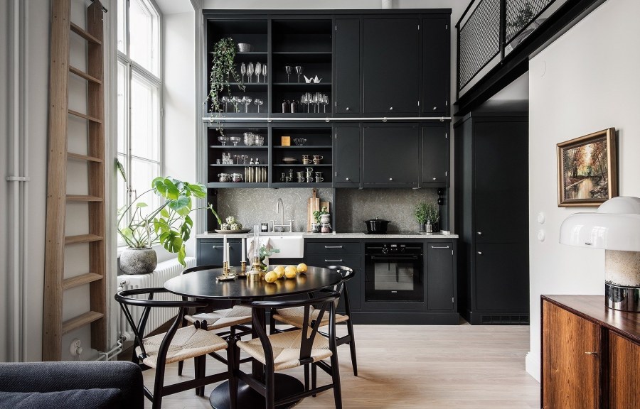 Кухня с высокими полками