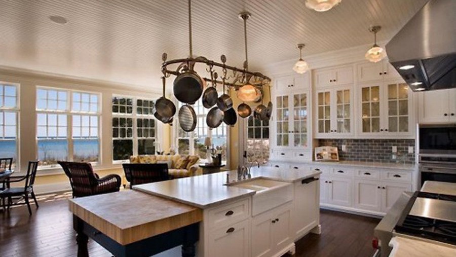 Кухня гостиная с высокими потолками