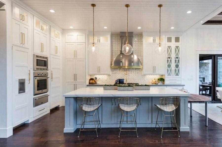 Кухня гостиная с высокими потолками