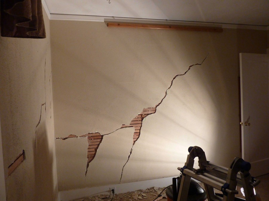 Трещина в стене квартиры