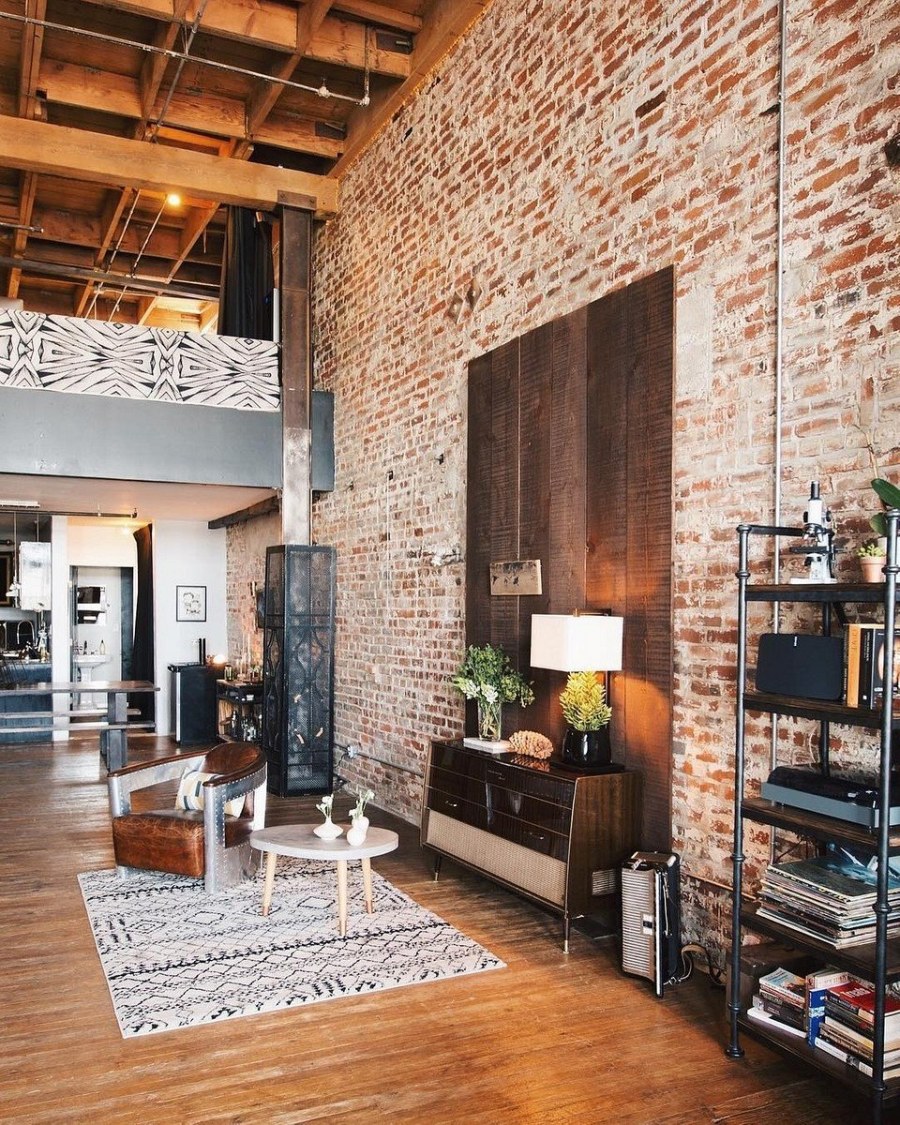 Кирпичная стена в интерьере