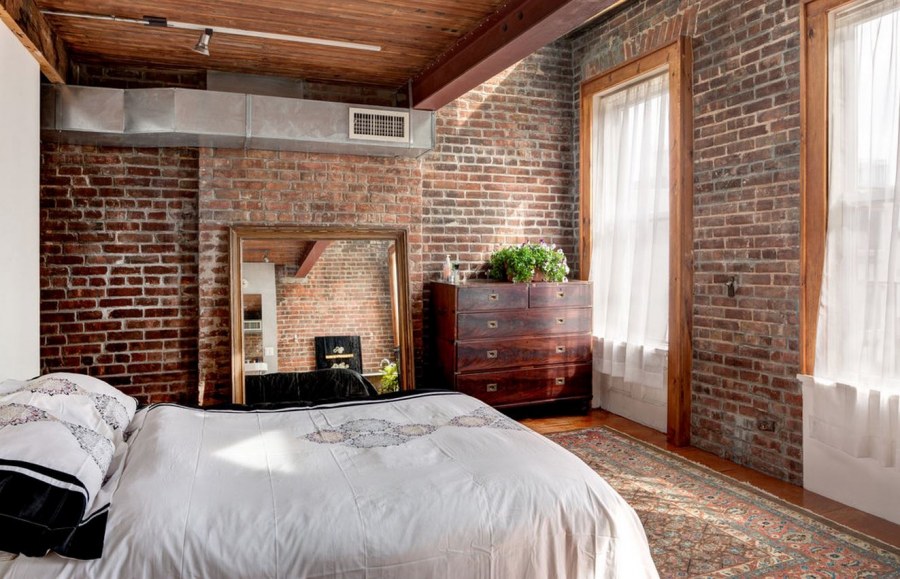 Гостиная с кирпичной стеной