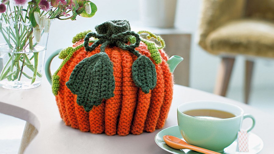 Вязаная грелка на чайник спицами Тыковка