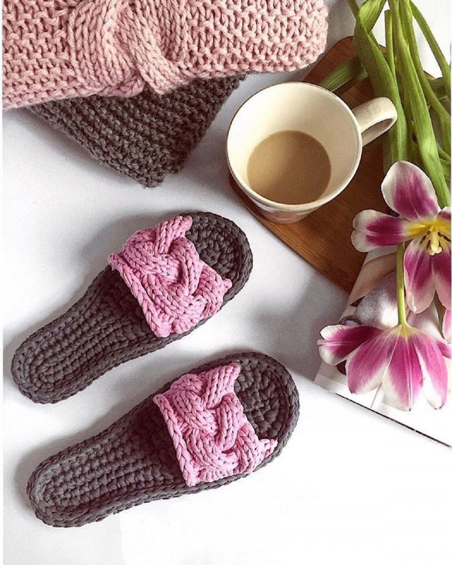 Уютные домашние вязаные тапочки