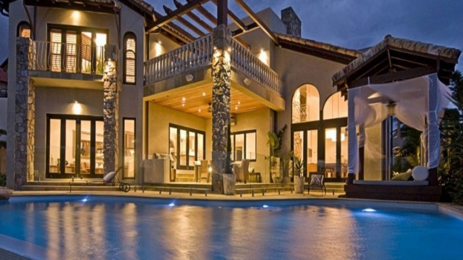 Богатый дом снаружи