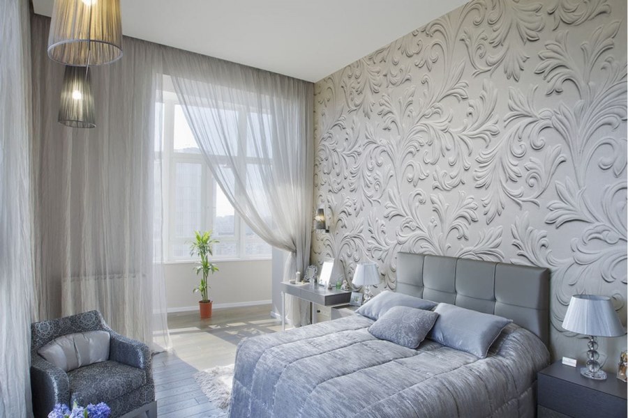 Шторы в комнату с серыми обоями