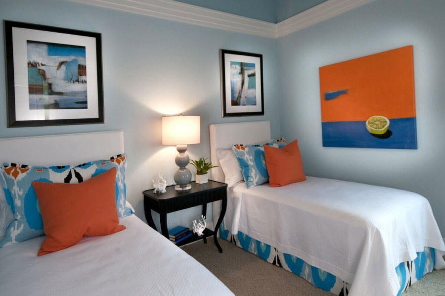 Сочетание синего и оранжевого в интерьере