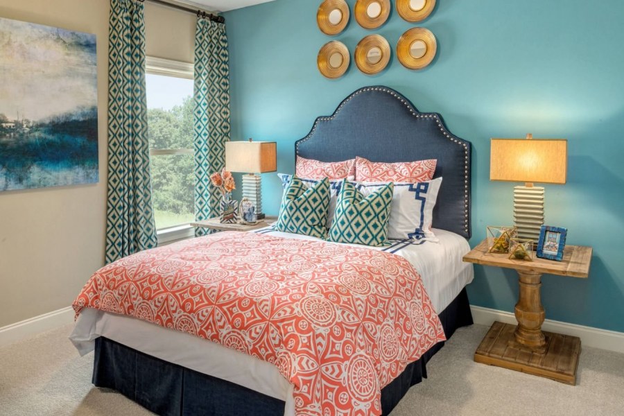 Бирюзовые стены в спальне