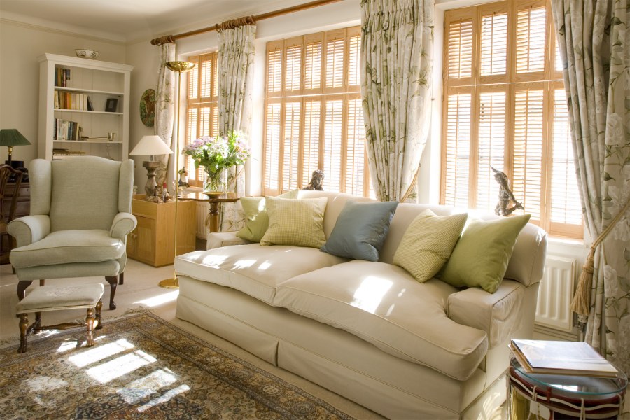 Диван в интерьере в стиле Кантри