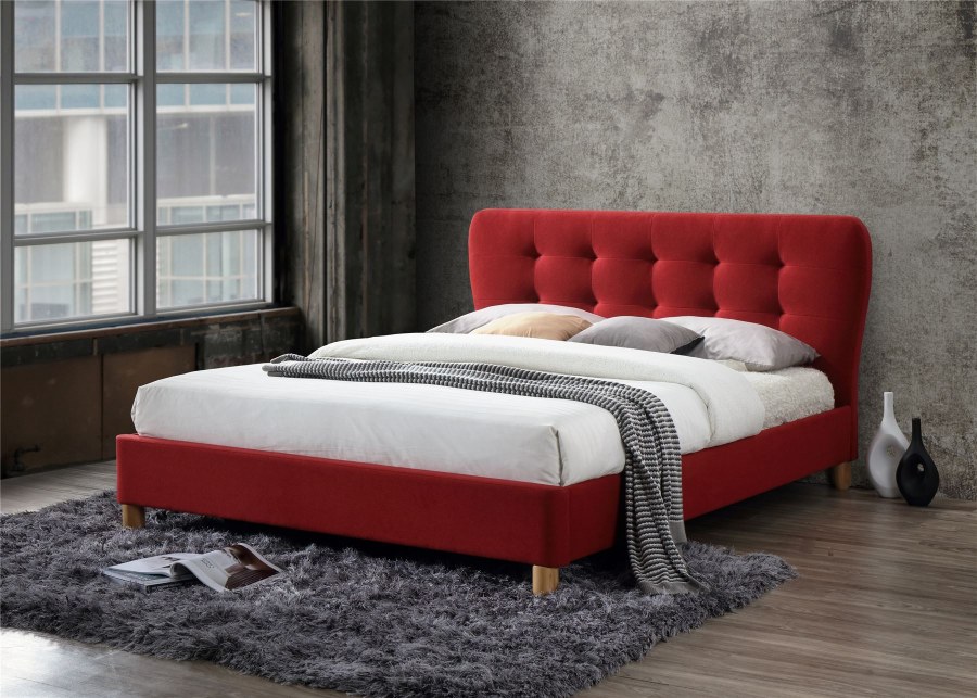 Красная кровать