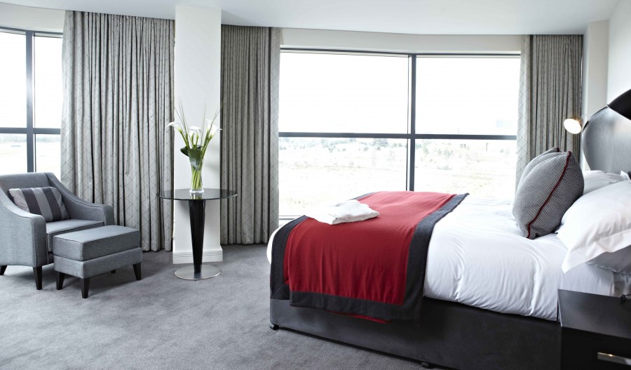 Шторы блэкаут в интерьере спальни