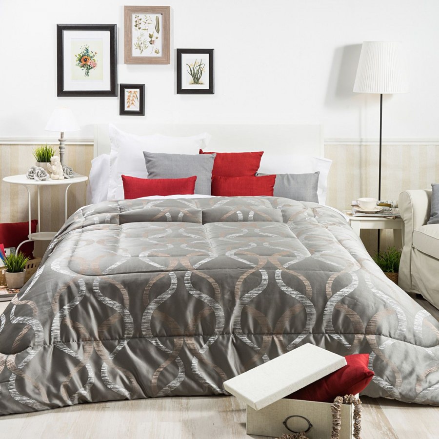 Серый плед с красными подушками