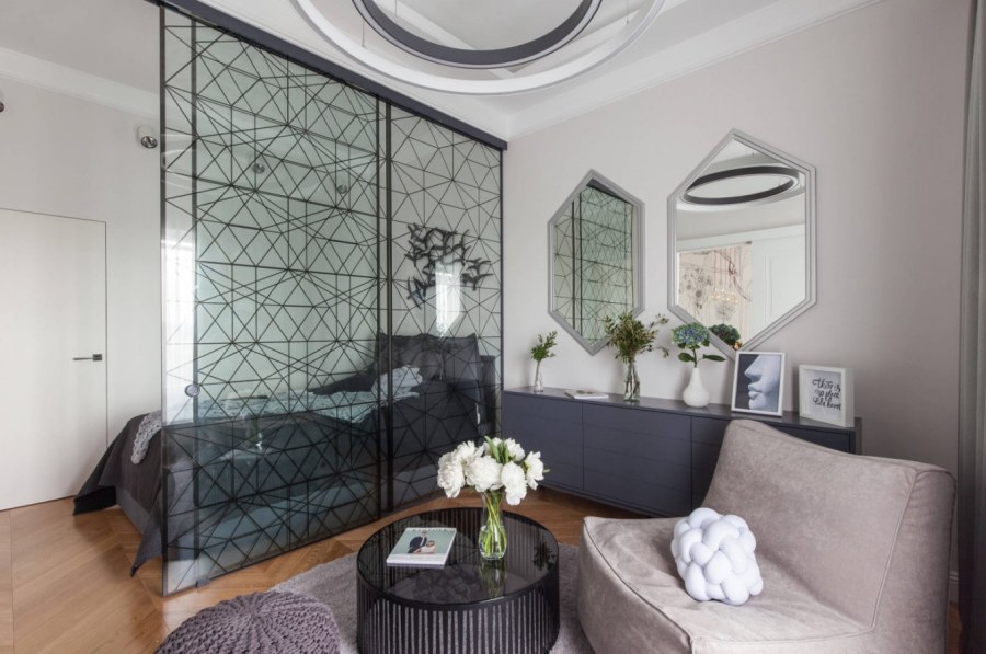 Стеклянная перегородка в комнату для зонирования