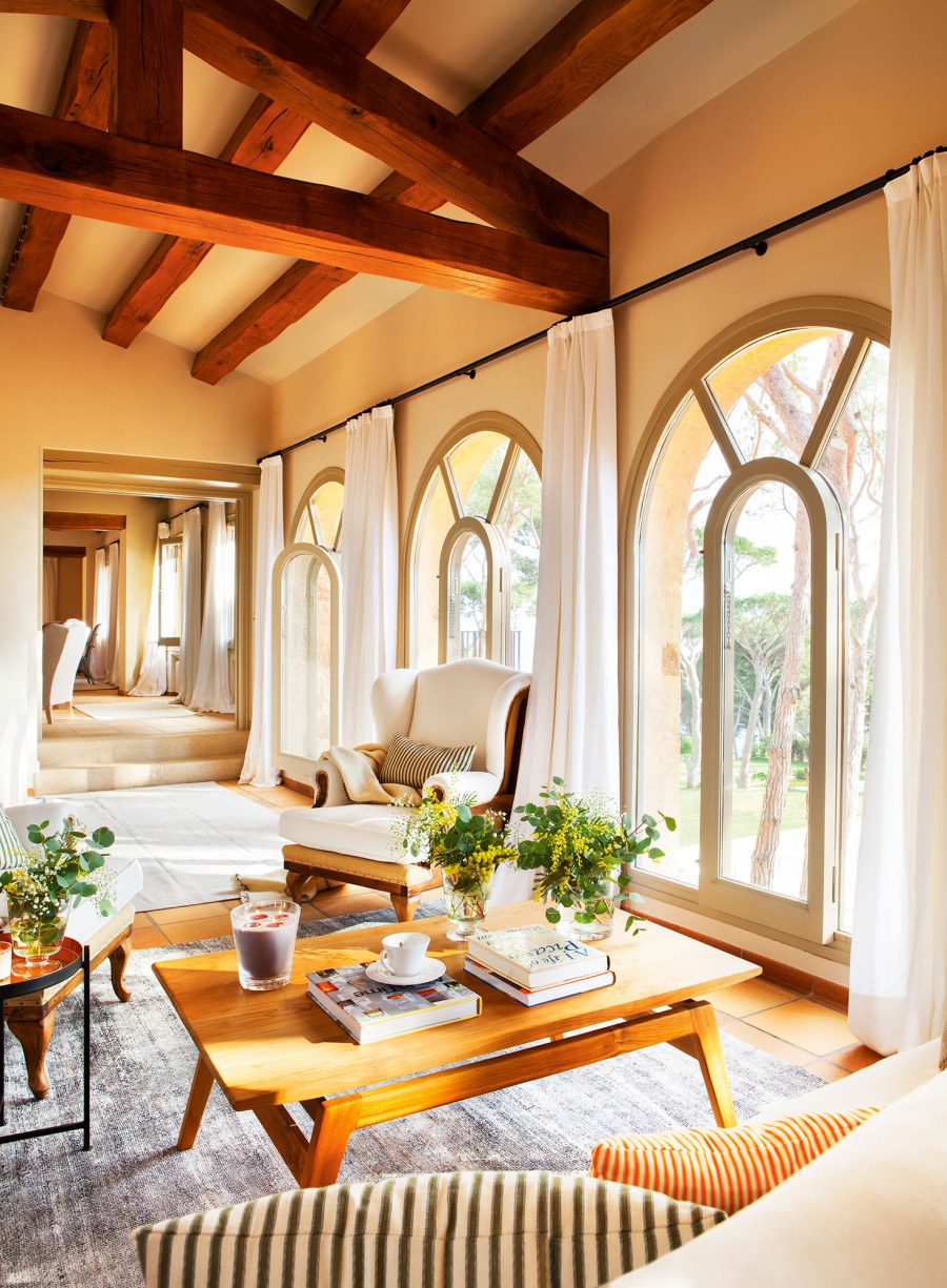 Деревенский дом с большими окнами