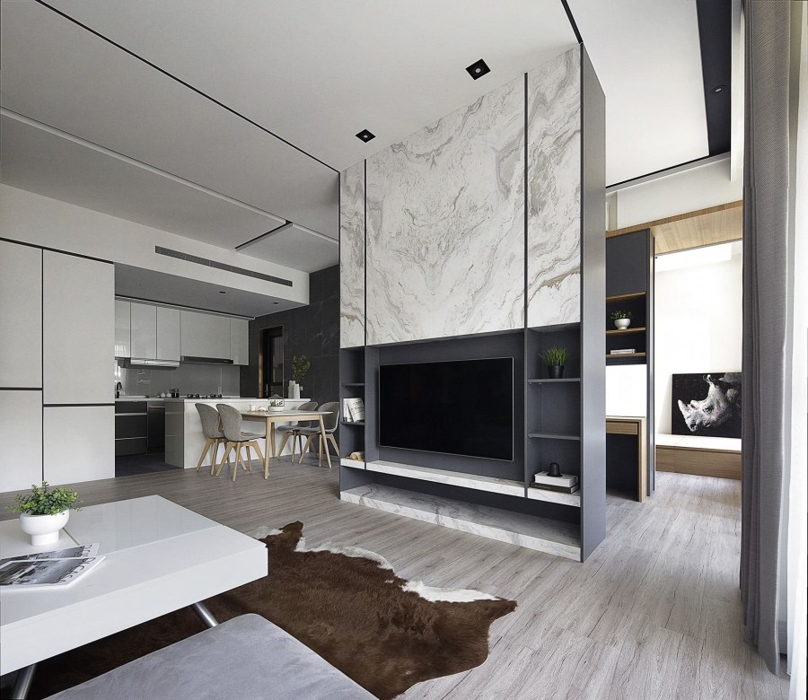 Телевизор посреди гостиной