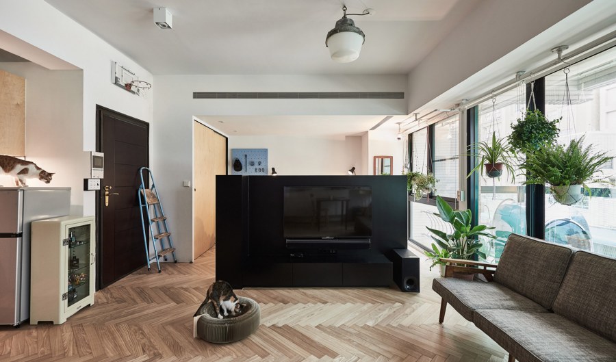 Телевизор между кухней и гостиной