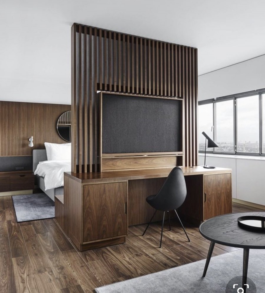 Гостиная с деревянными рейками