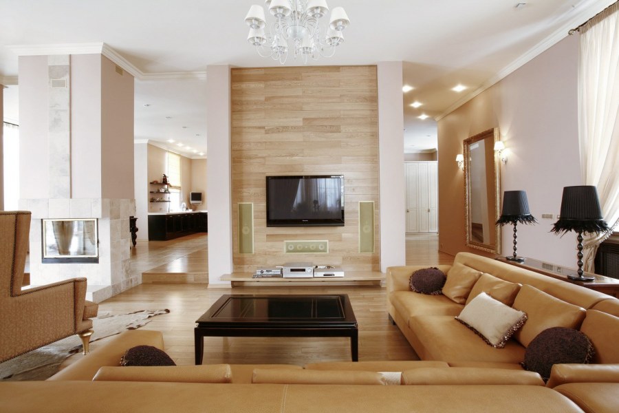 Телевизор в центре гостиной