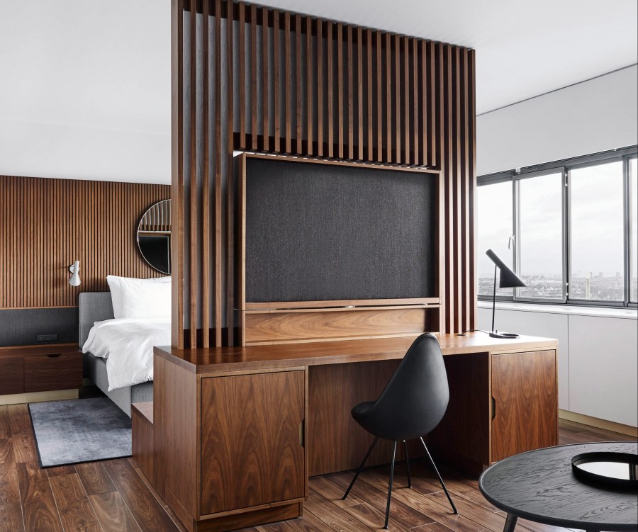 Телевизор на реечной перегородке