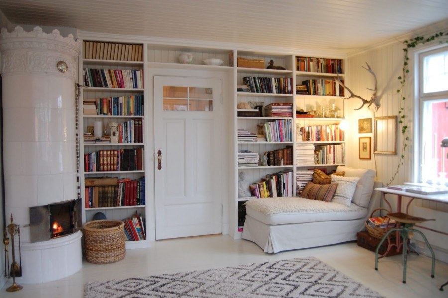 Домашняя библиотека в скандинавском стиле