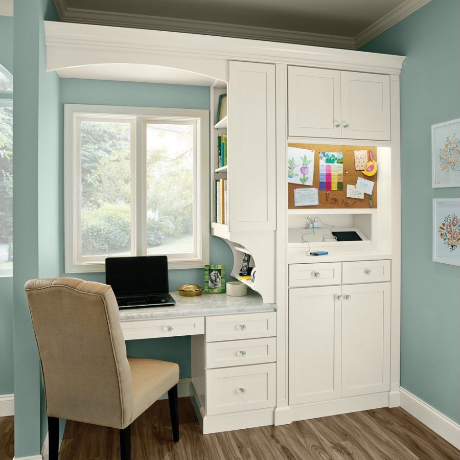 Письменный стол со шкафами у окна