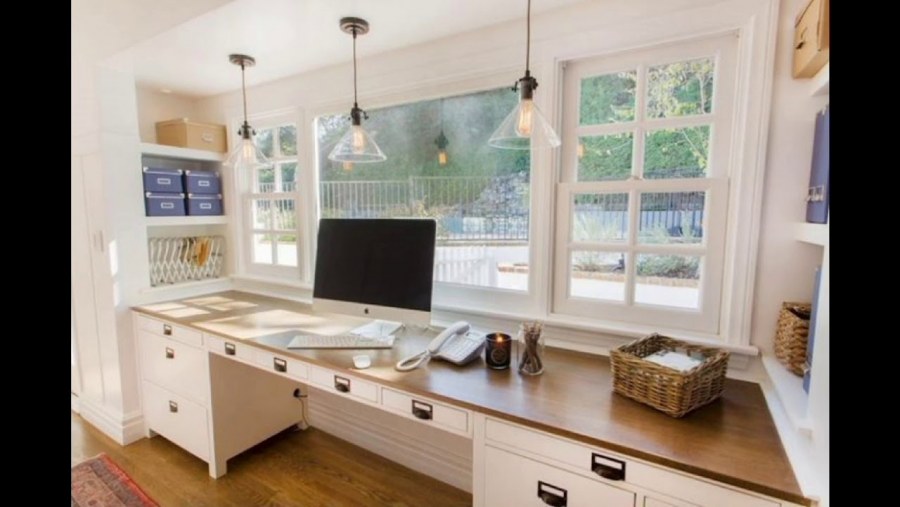 Большой стол у окна