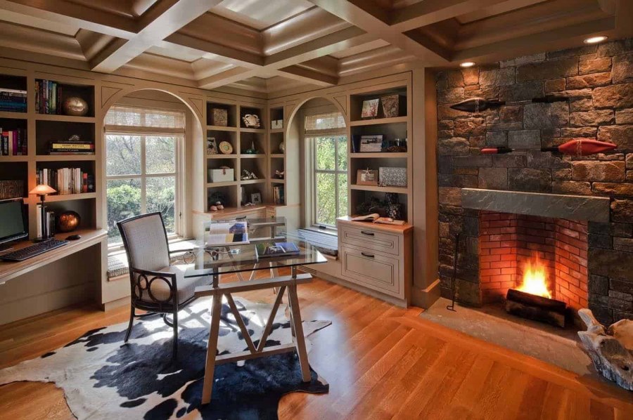Интерьер кабинета с камином