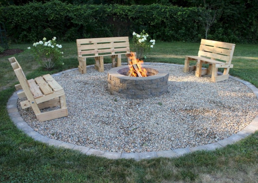 Скамейки вокруг костра на даче