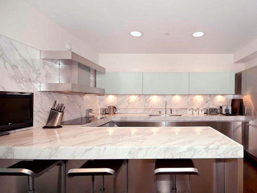 Фартук под мрамор до потолка