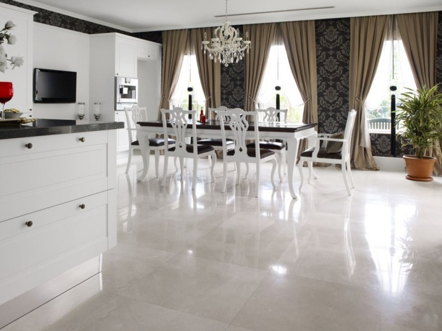 Мраморная плитка в кухне гостиной