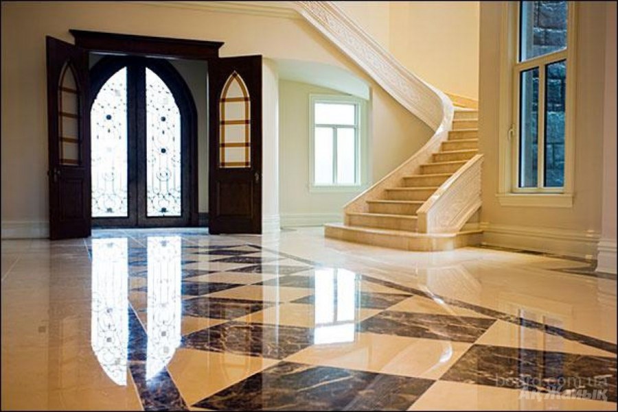 Красивый пол в доме мраморный