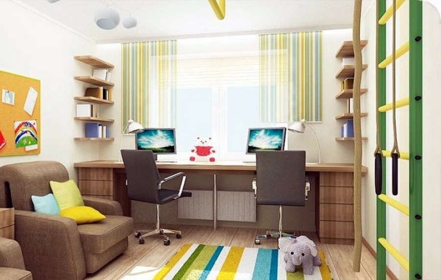 Письменный стол вдоль окна