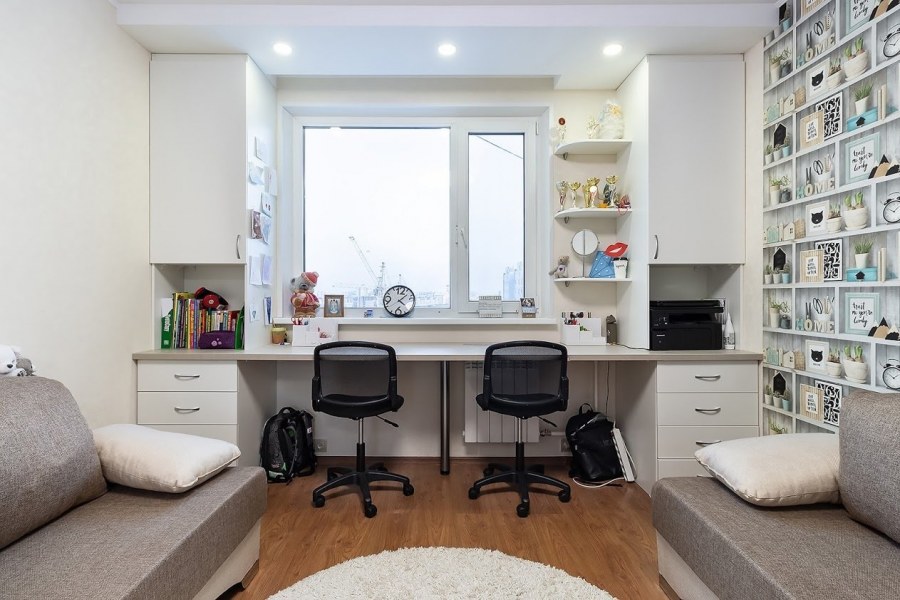 Стол у окна