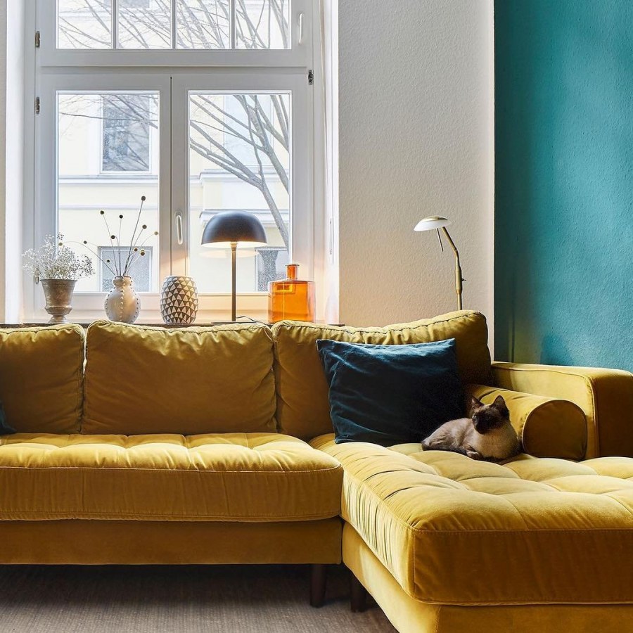 Диван горчичного цвета