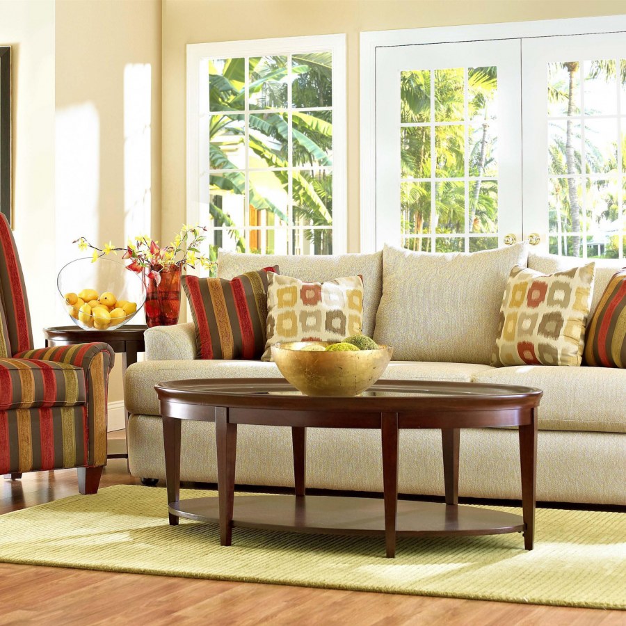 Розовый диван в интерьере