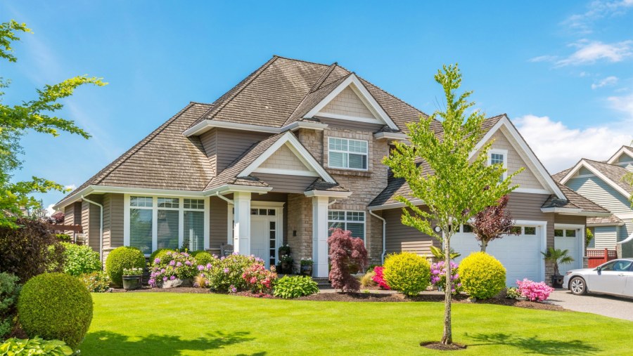 Красивый загородный дом