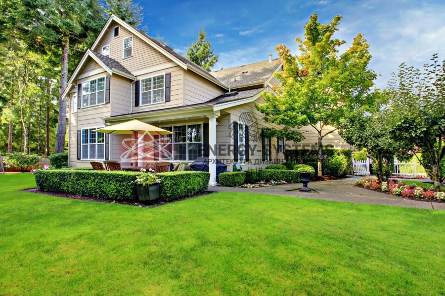 Красивый дом с газоном