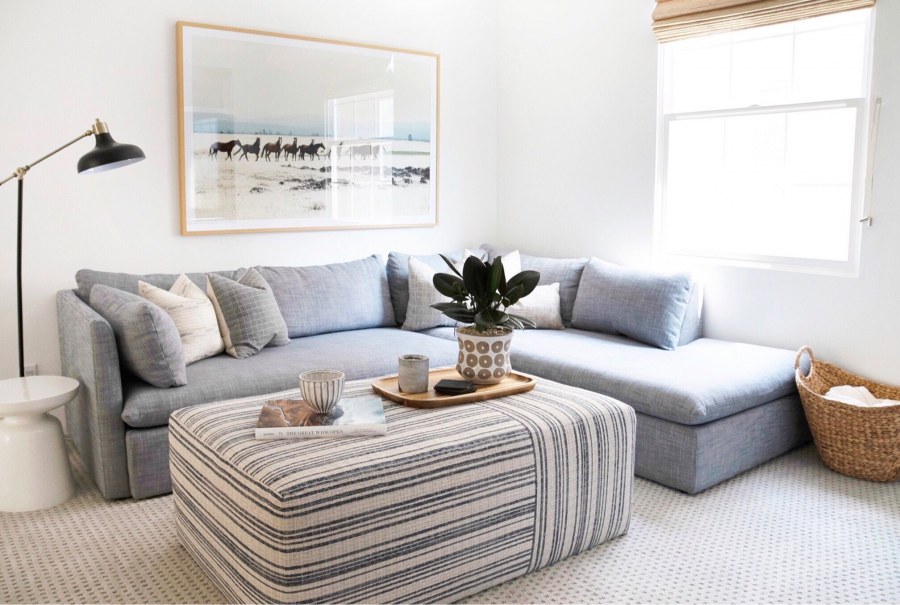 Черный диван в интерьере