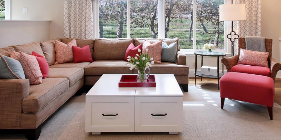 Бежевый угловой диван в интерьере гостиной