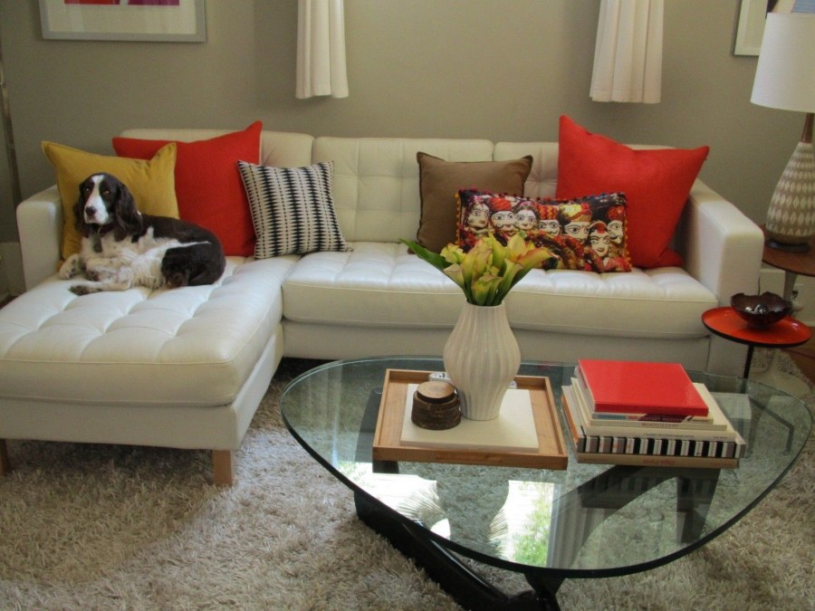 Подушки на бежевом диване в интерьере