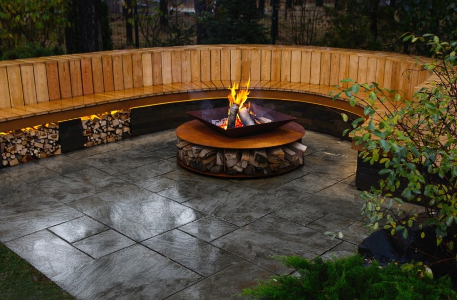 Скамья вокруг кострища