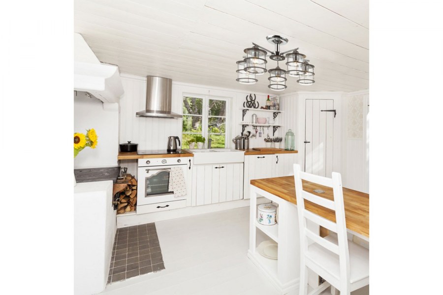 Кухни в стиле Сканди с деревянной столешницей