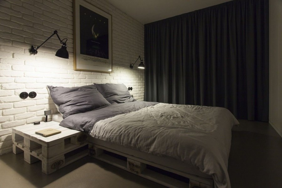 Интерьер спальни с поддонами
